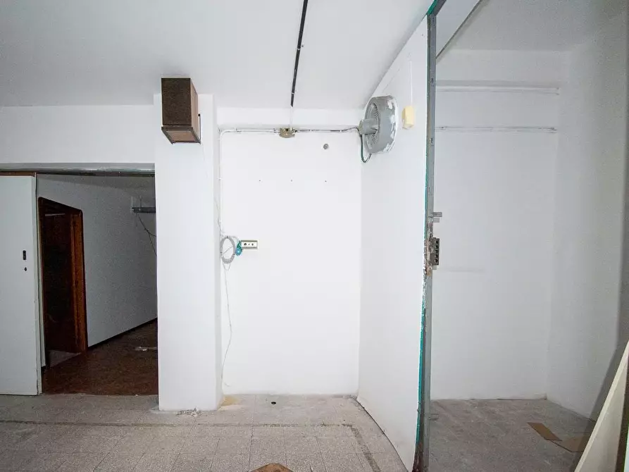 Immagine 30 di Locale commerciale in vendita  a Lecce