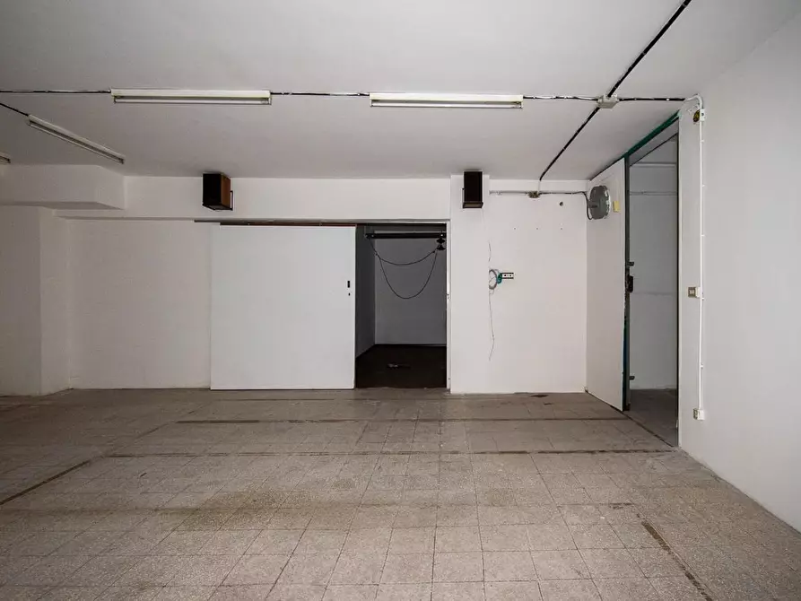 Immagine 31 di Locale commerciale in vendita  a Lecce