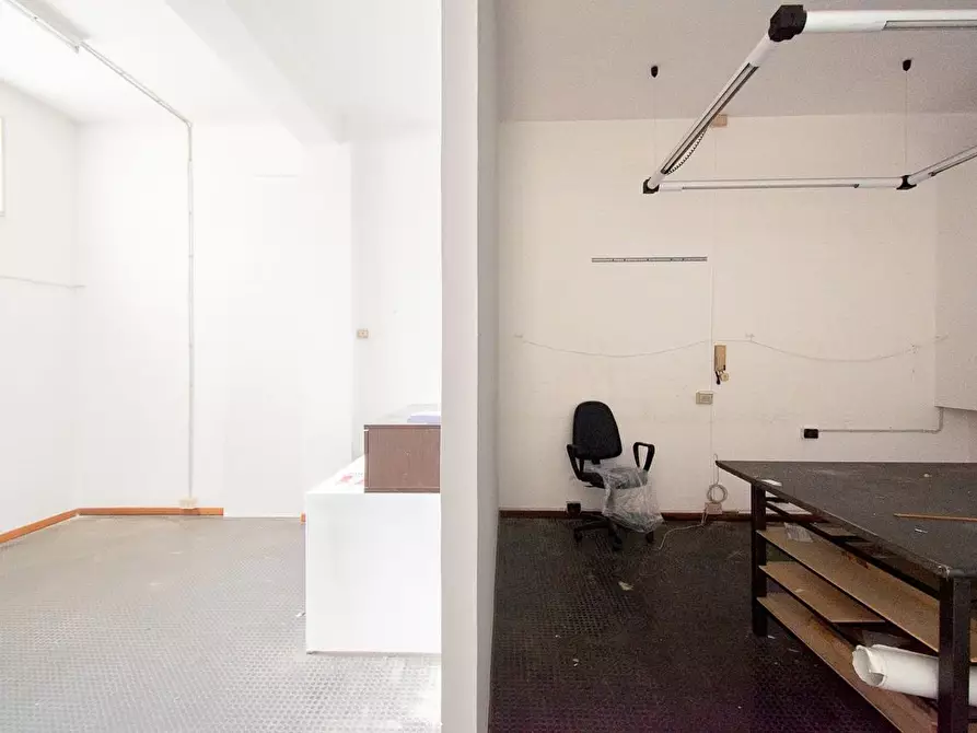 Immagine 22 di Locale commerciale in vendita  a Lecce