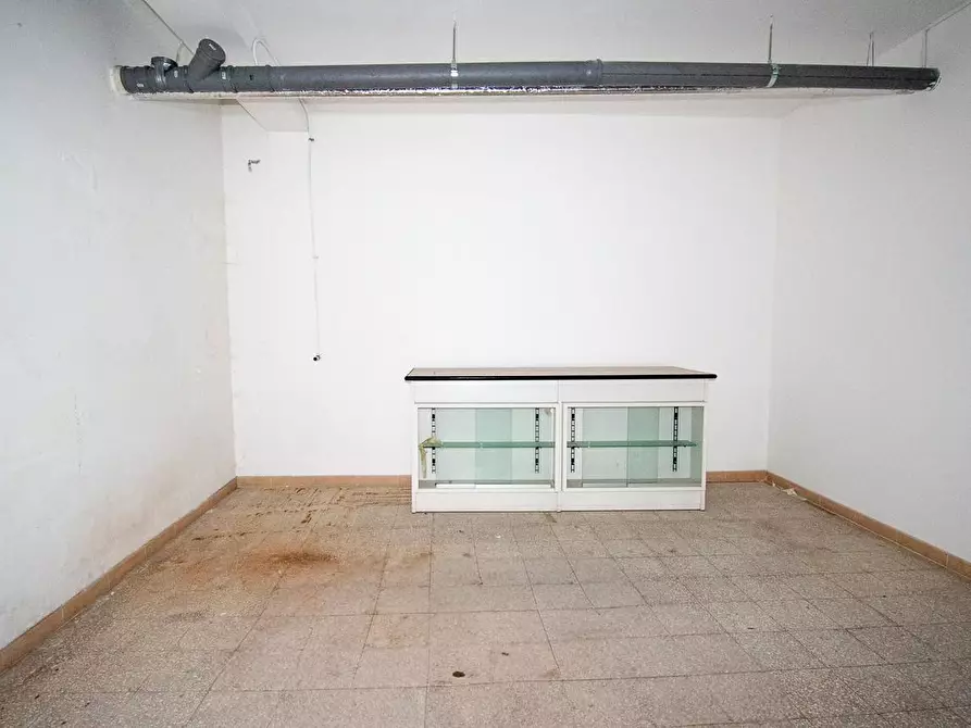 Immagine 35 di Locale commerciale in vendita  a Lecce