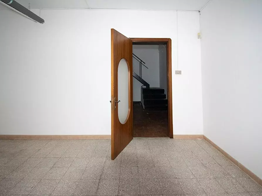 Immagine 36 di Locale commerciale in vendita  a Lecce