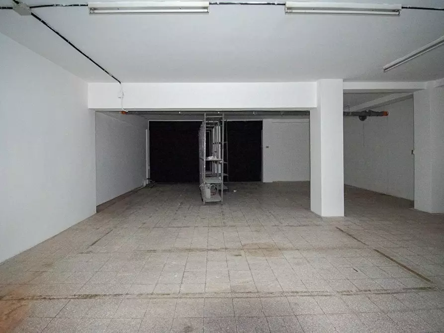 Immagine 29 di Locale commerciale in vendita  a Lecce