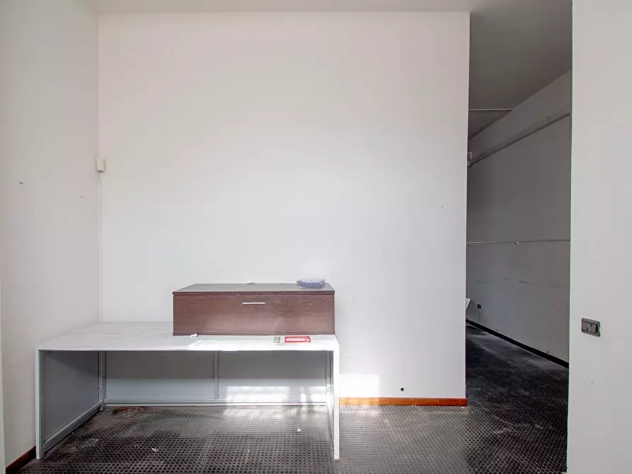 Immagine 21 di Locale commerciale in vendita  a Lecce