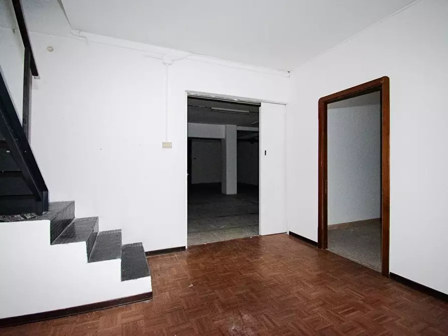 Immagine 38 di Locale commerciale in vendita  a Lecce