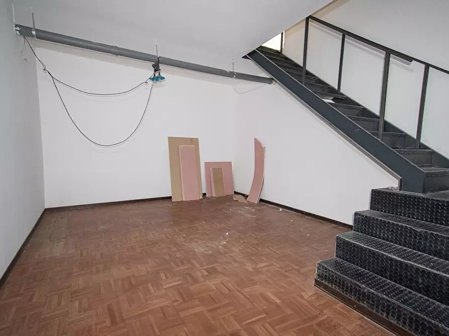 Immagine 34 di Locale commerciale in vendita  a Lecce