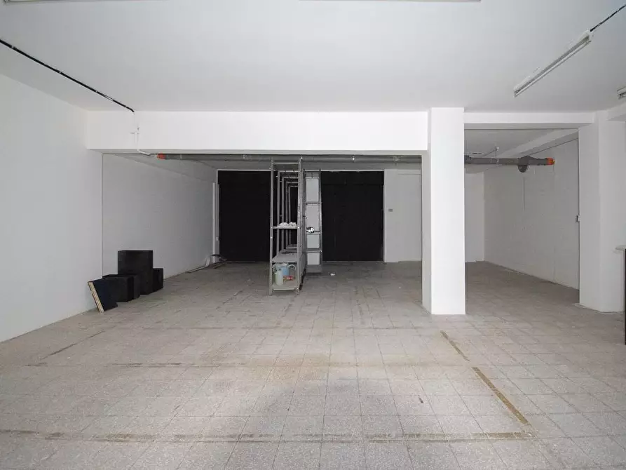 Immagine 33 di Locale commerciale in vendita  a Lecce