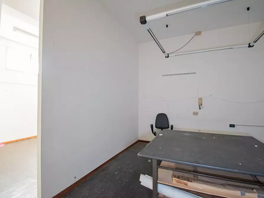 Immagine 26 di Locale commerciale in vendita  a Lecce