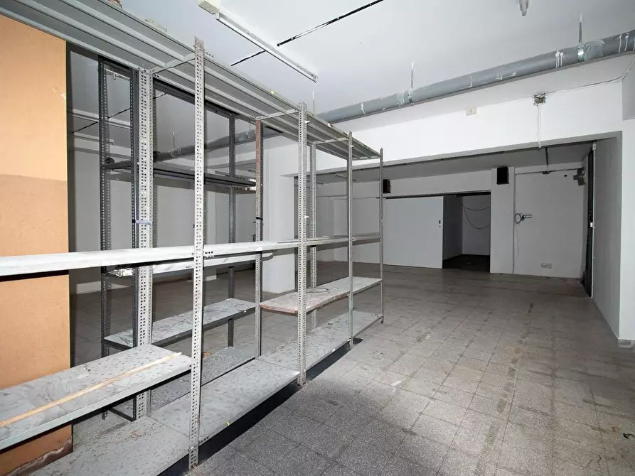 Immagine 32 di Locale commerciale in vendita  a Lecce