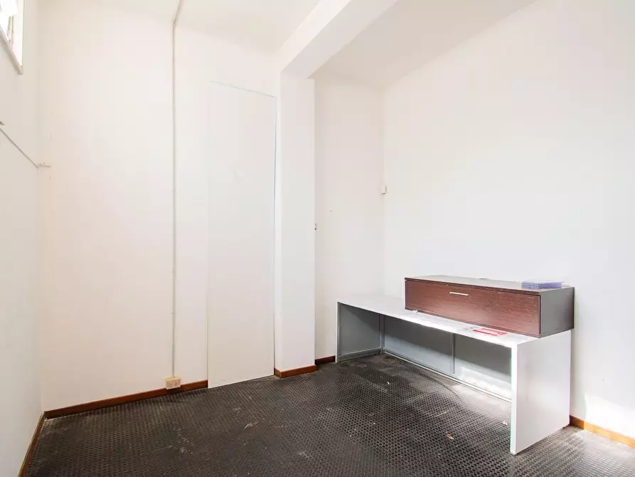 Immagine 20 di Locale commerciale in vendita  a Lecce