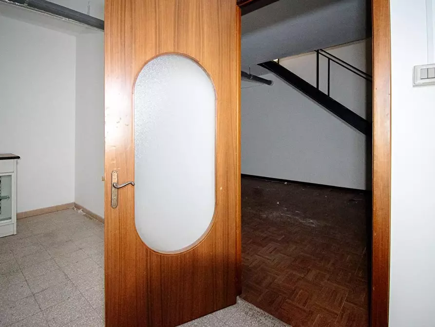 Immagine 37 di Locale commerciale in vendita  a Lecce