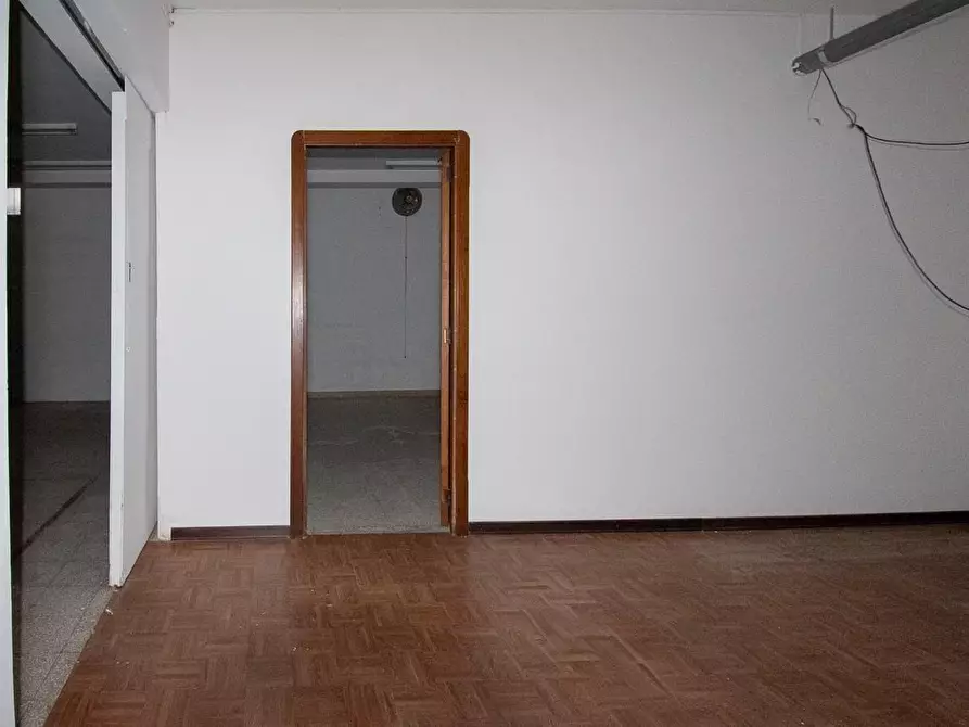 Immagine 28 di Locale commerciale in vendita  a Lecce