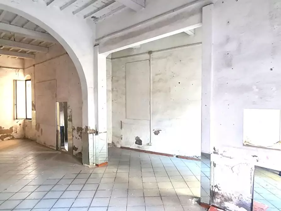 Immagine 2 di Laboratorio in vendita  a Piombino