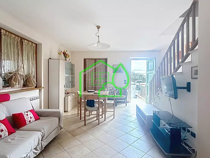 Immagine 1 di Casa trifamiliare in vendita  a Camaiore