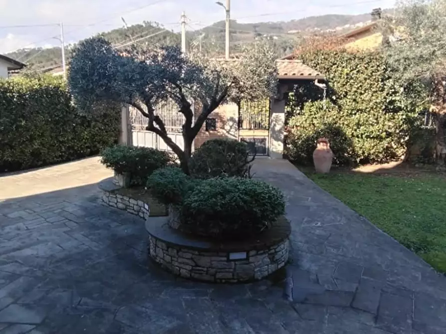 Immagine 3 di Villa in vendita  a Montignoso