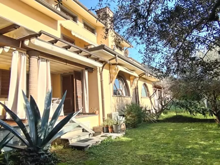 Immagine 4 di Villa in vendita  a Montignoso