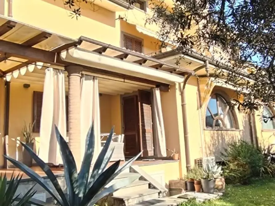 Immagine 5 di Villa in vendita  a Montignoso