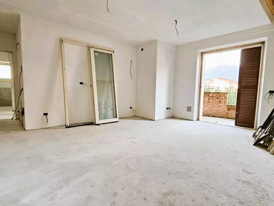 Immagine 1 di Appartamento in vendita  a Massa