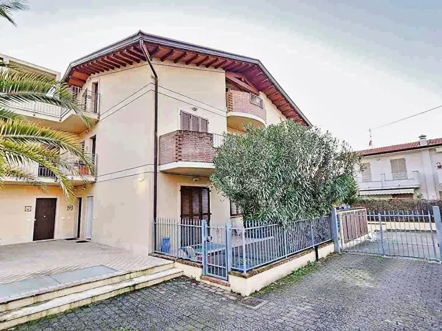 Immagine 2 di Appartamento in vendita  a Massa