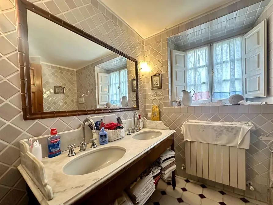 Immagine 31 di Villa in vendita  a Capannori