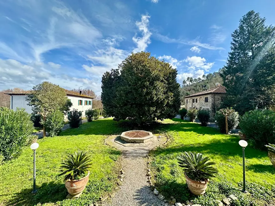 Immagine 37 di Villa in vendita  a Capannori