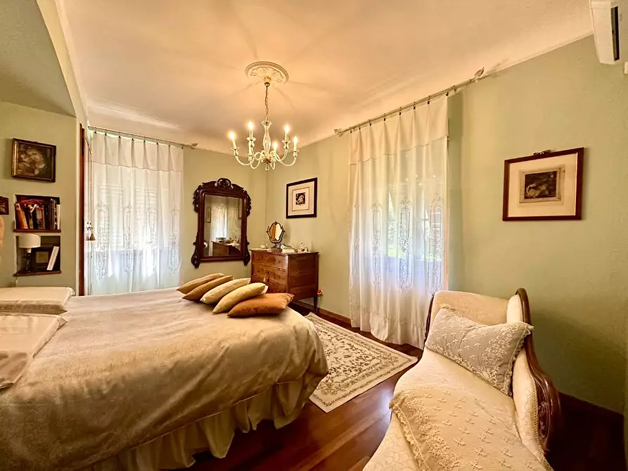 Immagine 14 di Villa in vendita  a Capannori