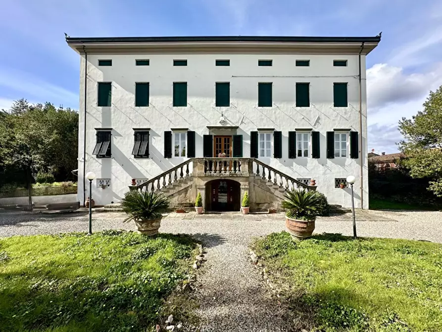 Immagine 36 di Villa in vendita  a Capannori