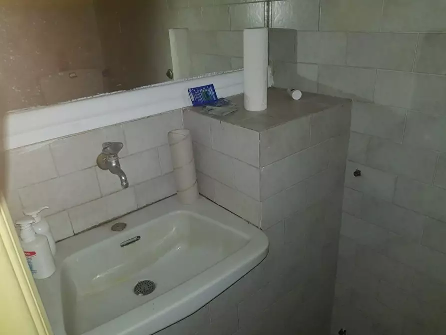 Immagine 11 di Appartamento in vendita  a Lucca