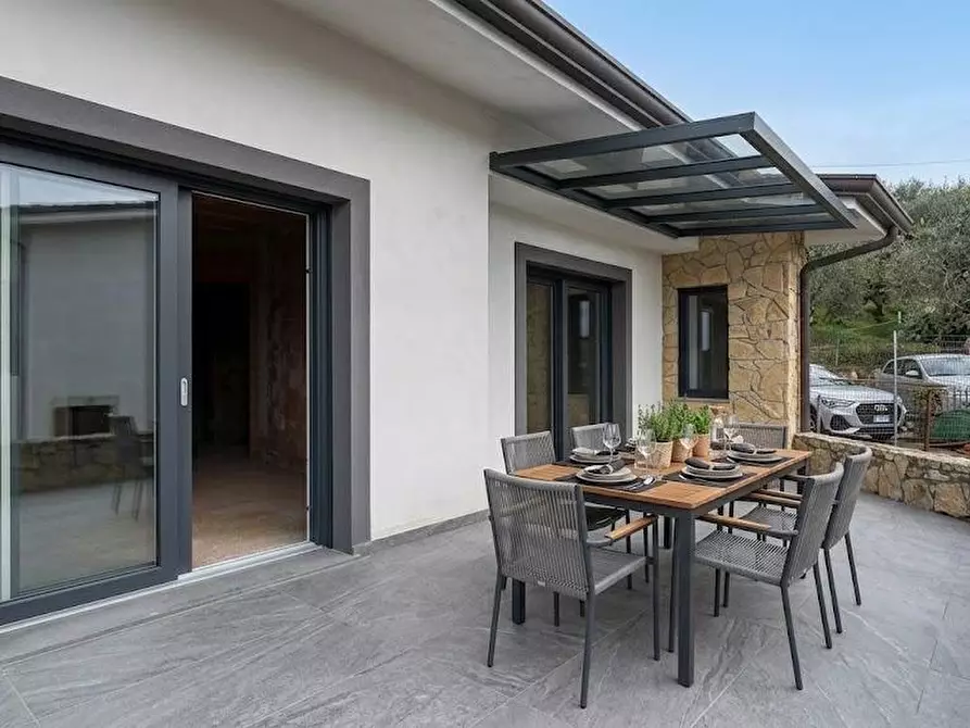 Immagine 1 di Villa in vendita  a Massarosa