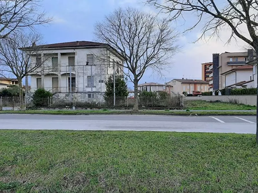 Immagine 4 di Villa in vendita  a Pontedera