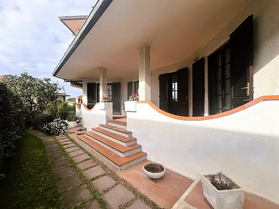 Immagine 4 di Villa in vendita  a Rosignano Marittimo