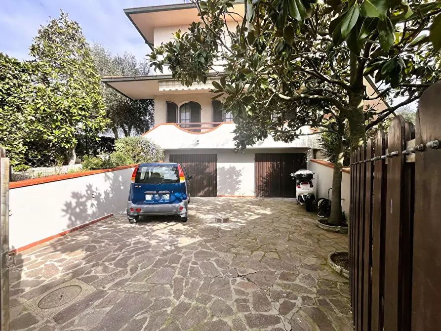 Immagine 2 di Villa in vendita  a Rosignano Marittimo