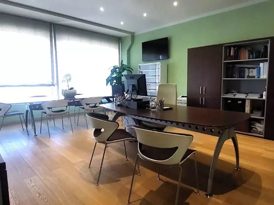 Immagine 15 di Ufficio in vendita  a Pontedera