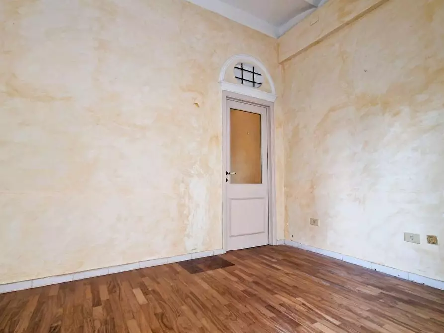 Immagine 3 di Locale commerciale in vendita  a Pontedera