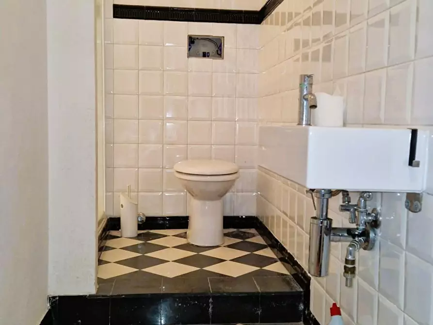 Immagine 12 di Locale commerciale in vendita  a Pontedera