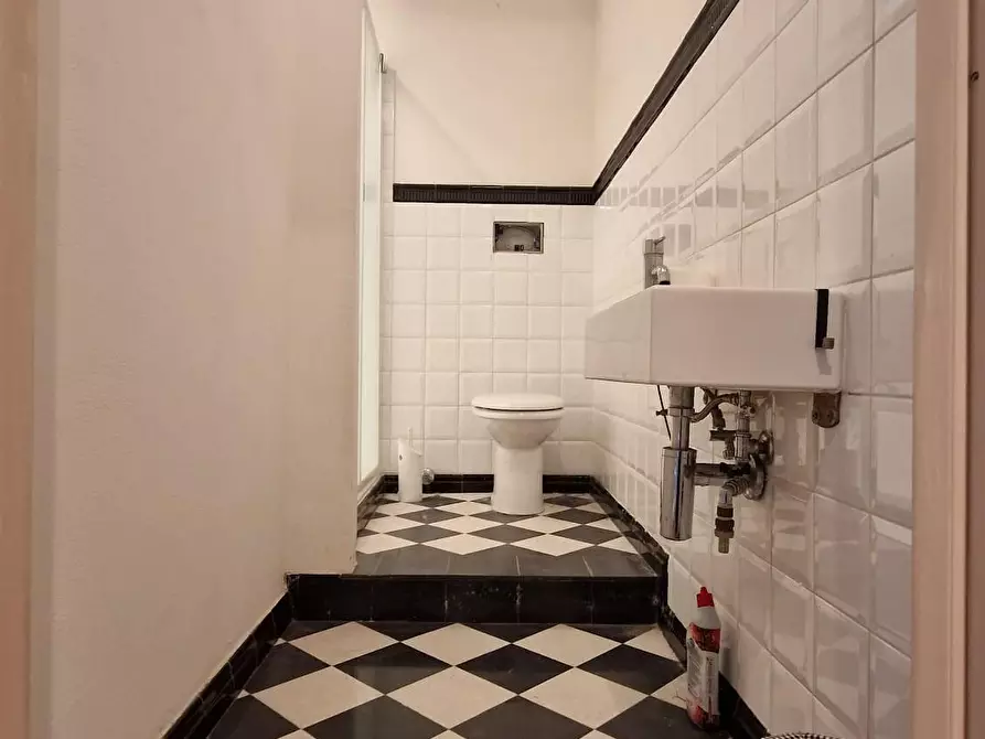 Immagine 10 di Locale commerciale in vendita  a Pontedera