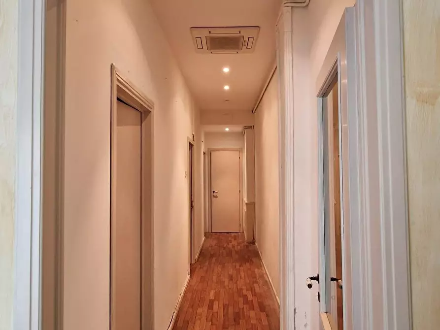 Immagine 5 di Locale commerciale in vendita  a Pontedera