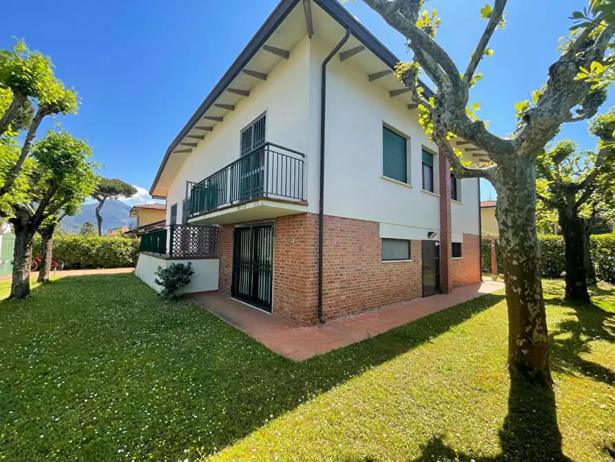 Immagine 2 di Villa in vendita  a Pietrasanta