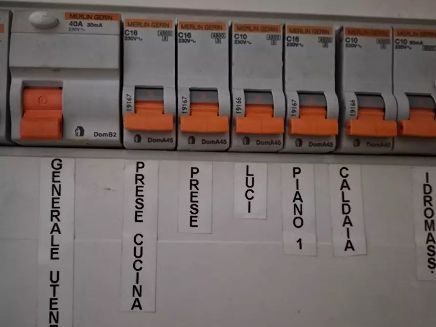 Immagine 133 di Casa colonica in vendita  a Camaiore