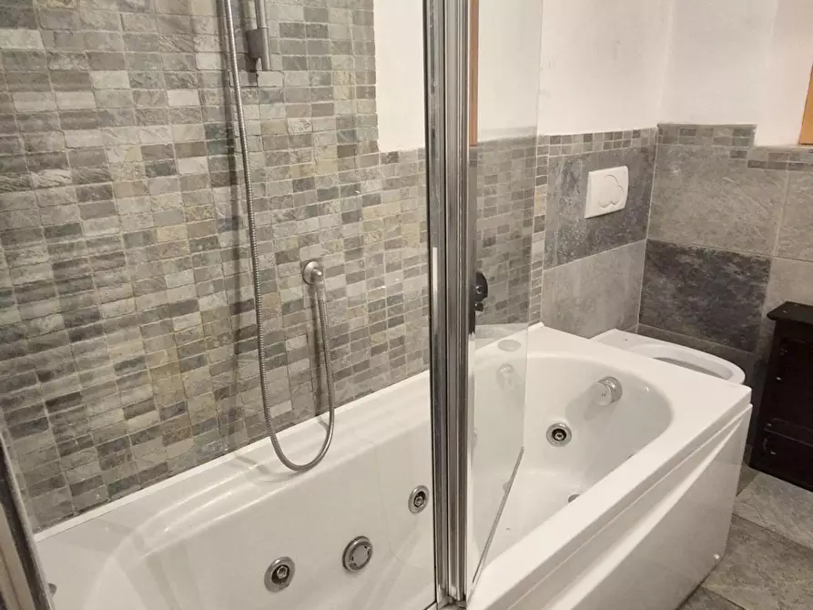 Immagine 60 di Casa colonica in vendita  a Camaiore