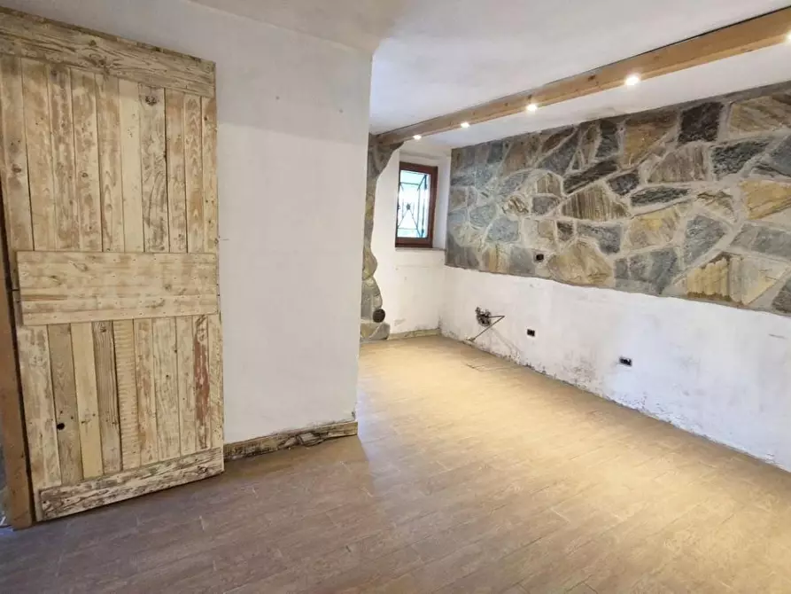 Immagine 25 di Casa colonica in vendita  a Camaiore