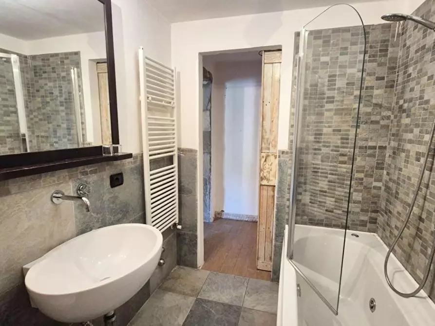 Immagine 65 di Casa colonica in vendita  a Camaiore