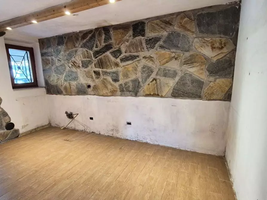 Immagine 26 di Casa colonica in vendita  a Camaiore