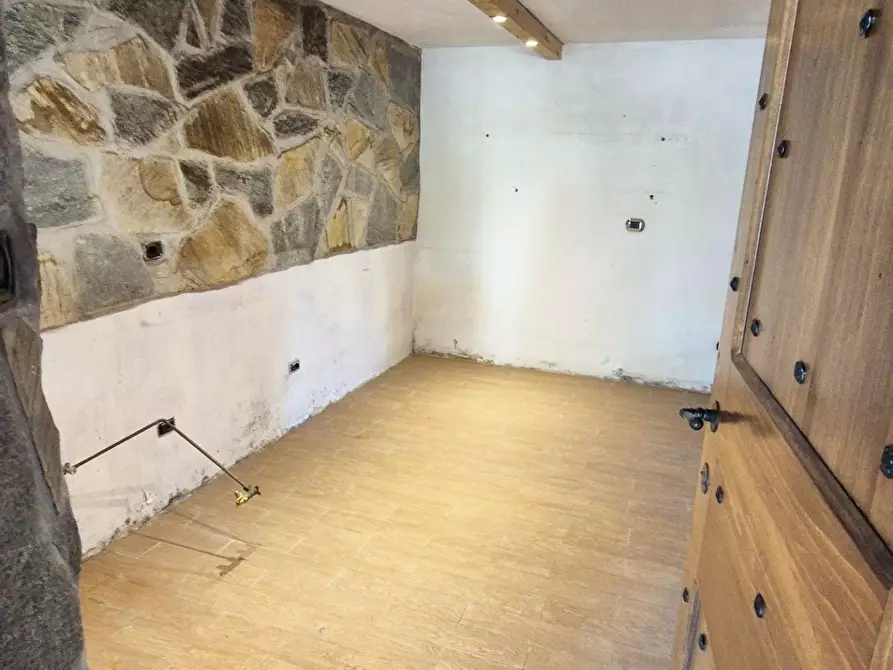 Immagine 20 di Casa colonica in vendita  a Camaiore