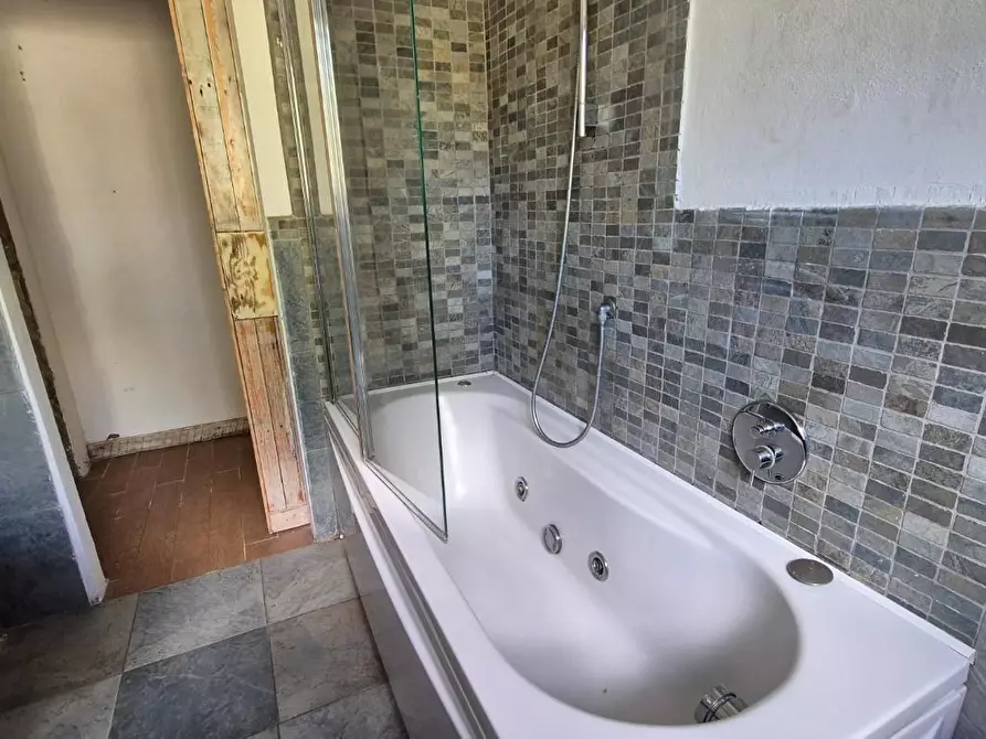 Immagine 62 di Casa colonica in vendita  a Camaiore