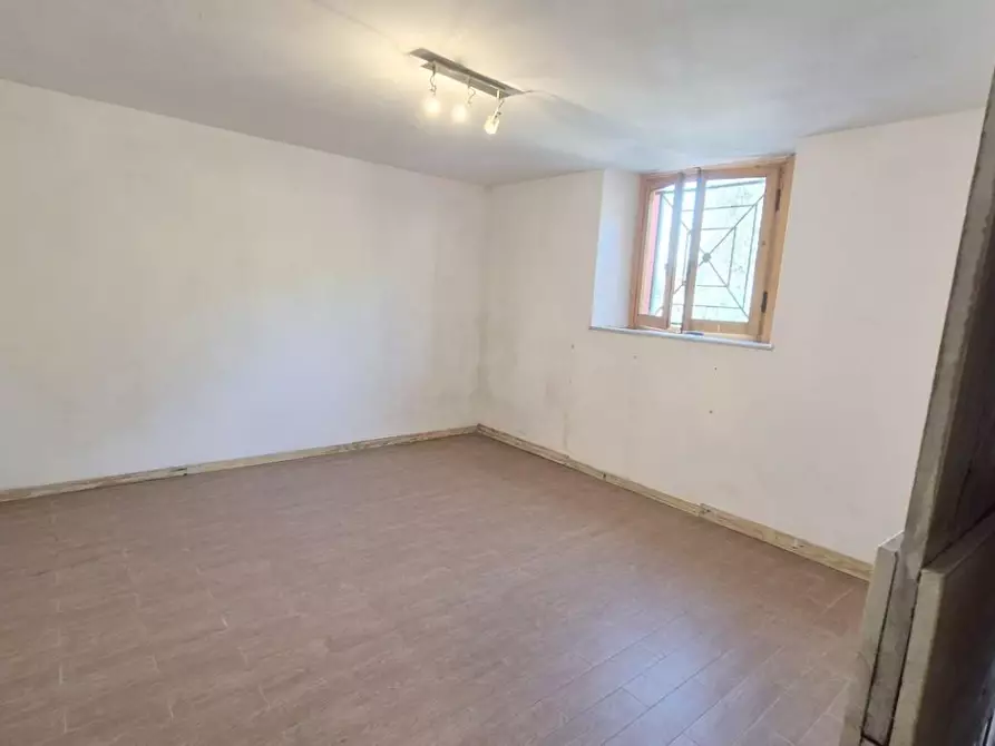 Immagine 51 di Casa colonica in vendita  a Camaiore