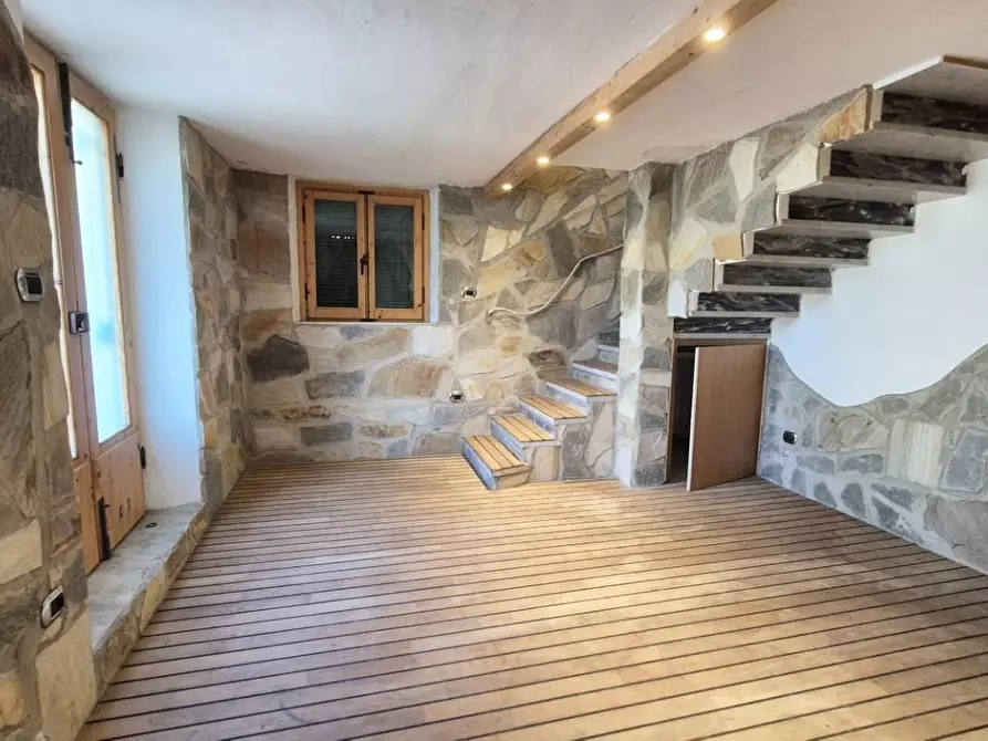 Immagine 40 di Casa colonica in vendita  a Camaiore