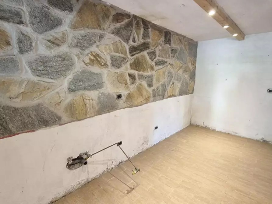 Immagine 21 di Casa colonica in vendita  a Camaiore