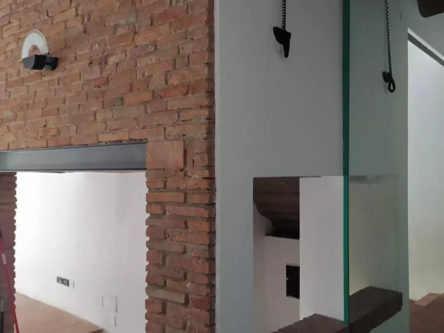 Immagine 21 di Locale commerciale in vendita  a Cascina