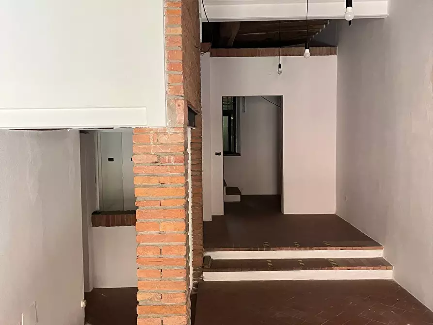 Immagine 7 di Locale commerciale in vendita  a Cascina