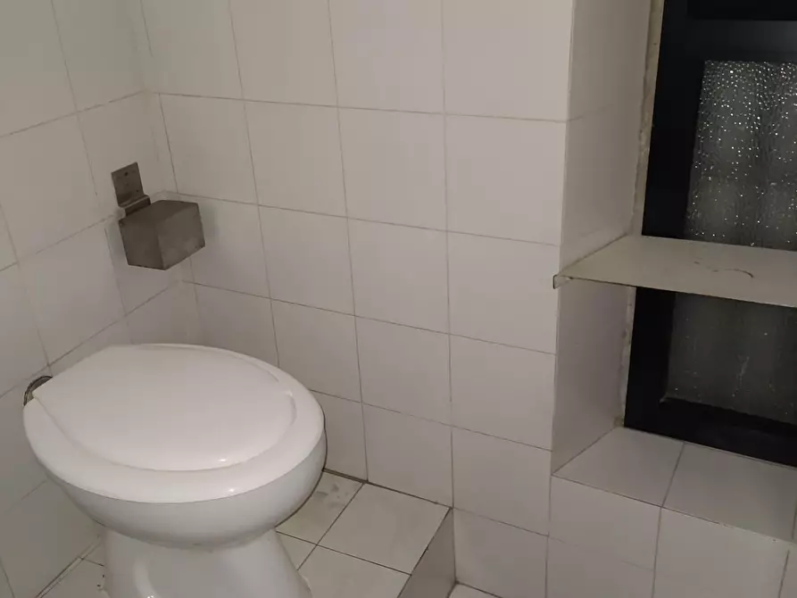 Immagine 20 di Locale commerciale in vendita  a Cascina